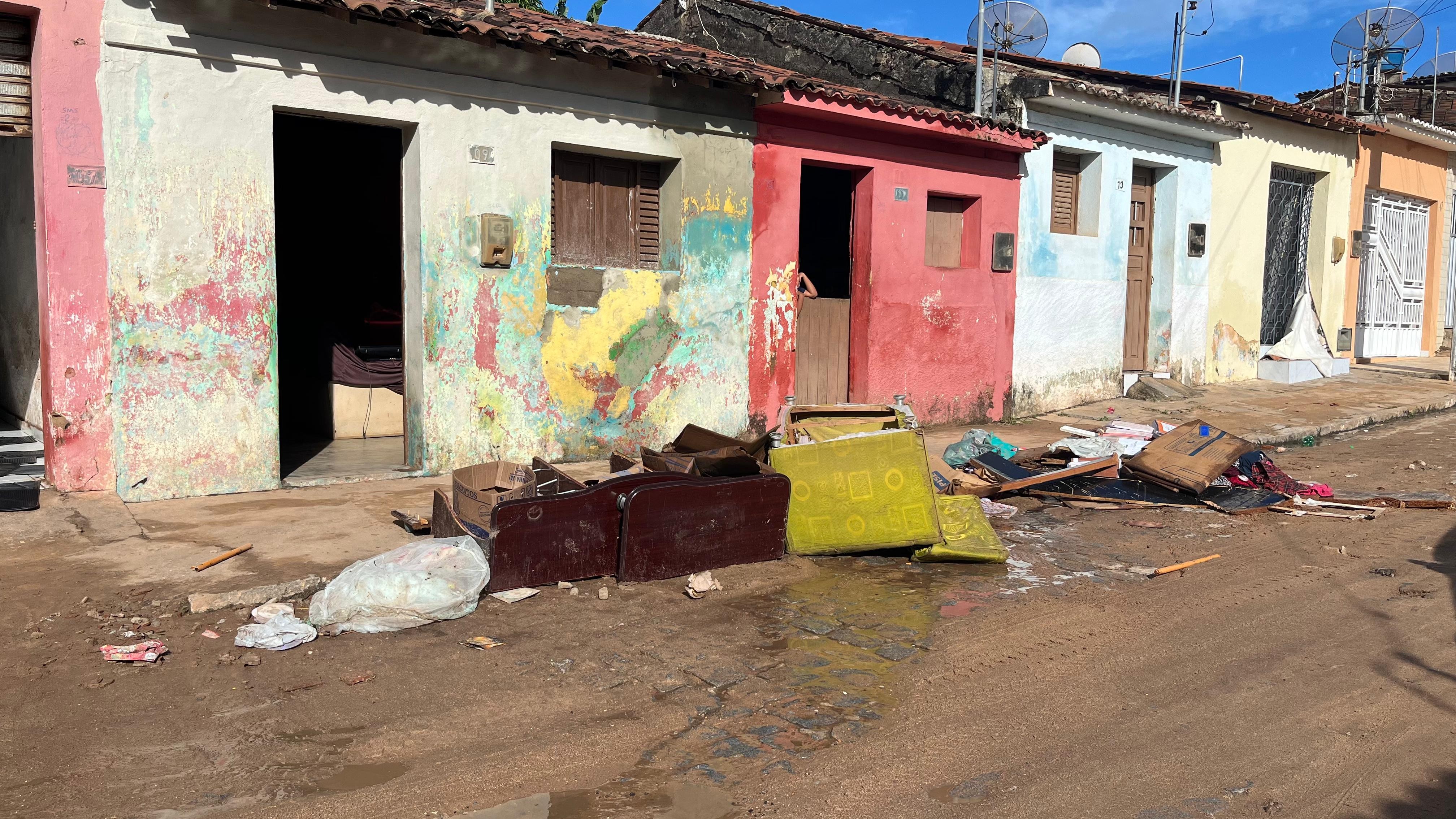 Fortes chuvas derrubam muro de reservatório e águas alagam casas em Dona Inês, na PB 
