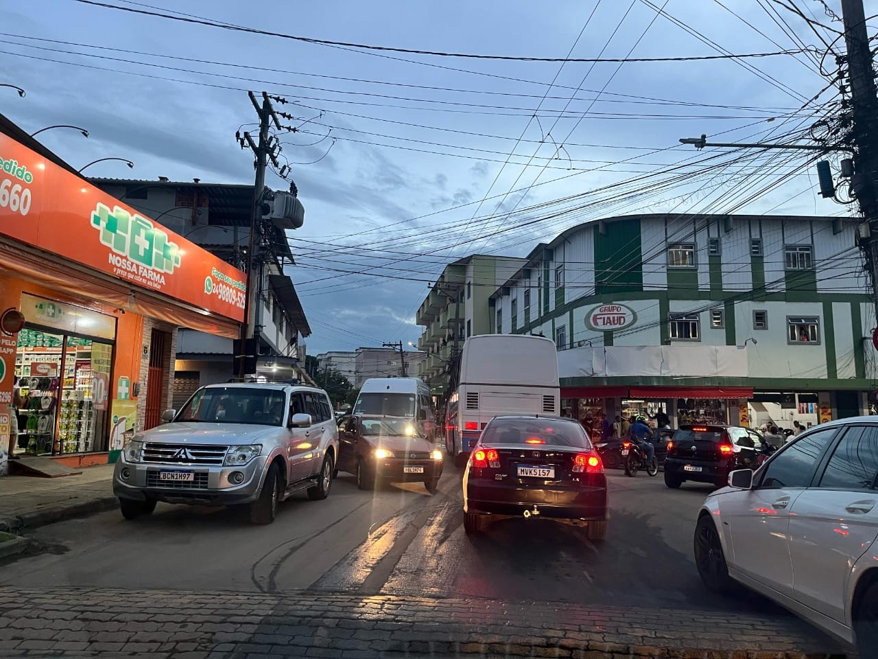 Tiroteio Dentro de Barbearia Deixa Um Morto e Outro Ferido Em Três Rios