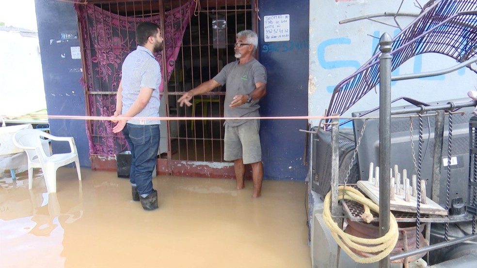 Sebastião Barbosa teve comércio invadido pelas águas — Foto: Reprodução Rede Amazônica