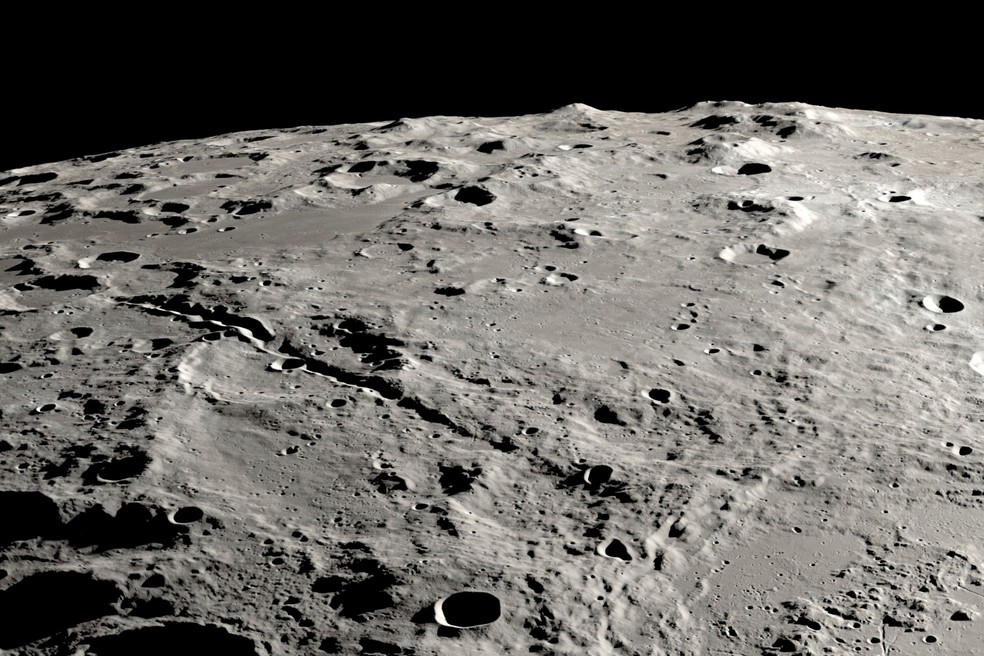 Esta foto sem data, fornecida pela NASA, mostra uma vista da superfície da Lua a partir da sua órbita. — Foto: Ernie T. Wright/NASA via AP