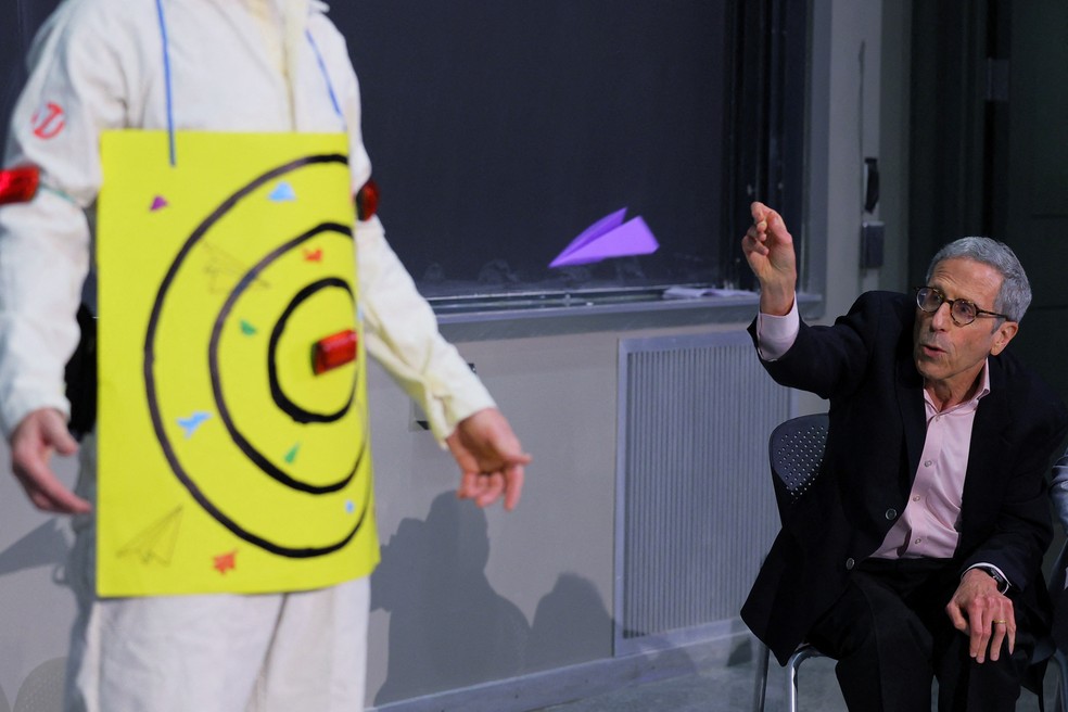 O ganhador do Prêmio Nobel de Economia de 2007, Eric Maskin, joga um avião de papel durante a 34ª cerimônia anual dos Prêmios IgNobel, no Instituto de Tecnologia de Massachusetts (MIT) em Cambridge, Massachusetts, EUA, em 12 de setembro de 2024. — Foto: REUTERS/Brian Snyder