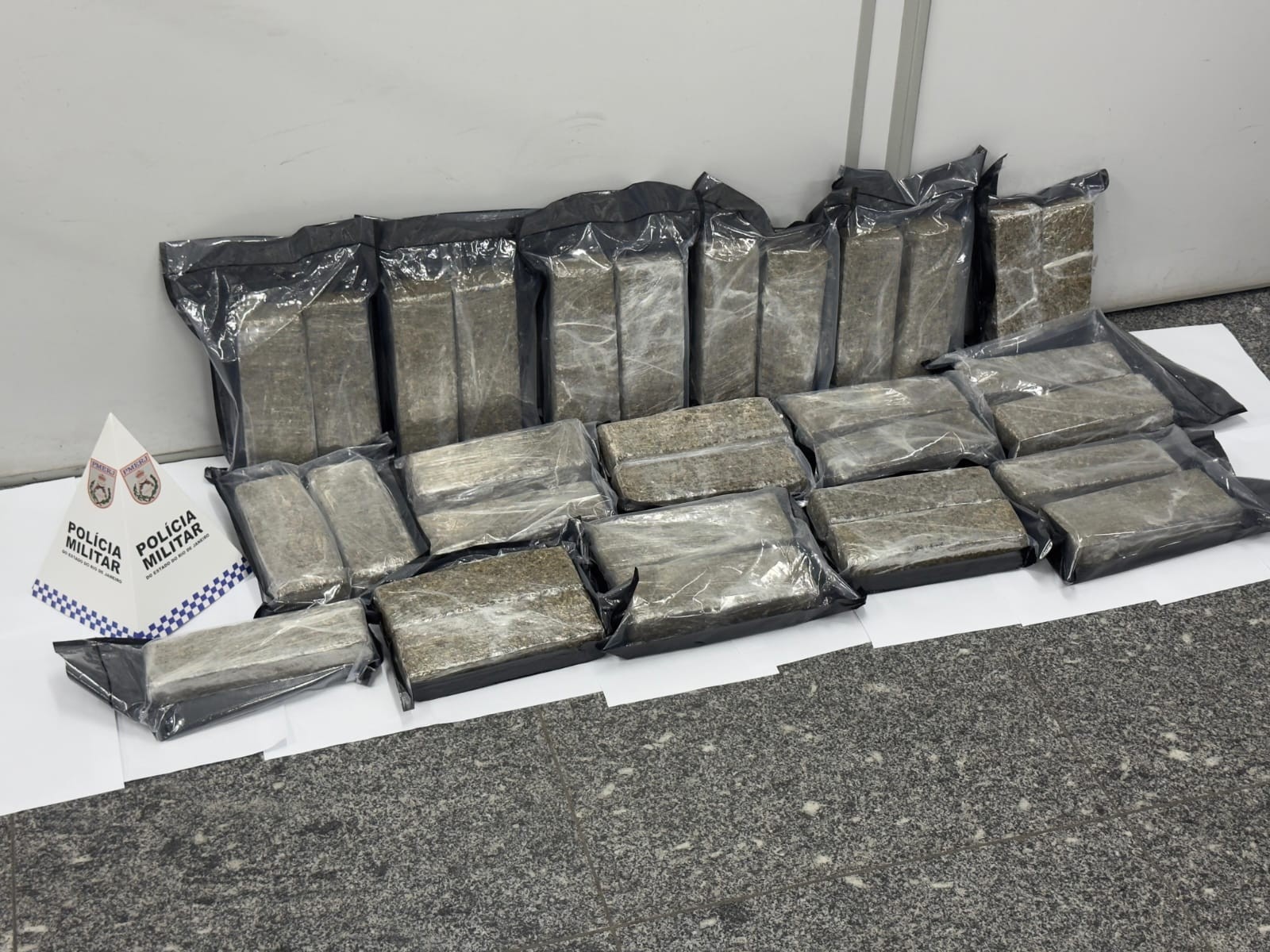 Polícia Militar apreende carro alugado usado para transportar drogas para Campos dos Goytacazes
