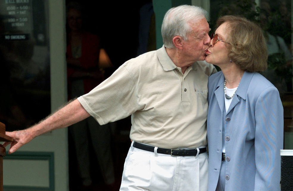 O ex-presidente Jimmy Carter e sua esposa Rosalynn, em outubro 2002 — Foto: Tami Chappell/ Reuters