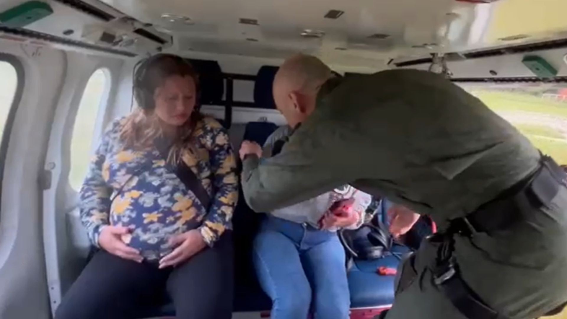 Grávida de 9 meses é resgatada por helicóptero de cidade ilhada durante chuva no RS; VÍDEO