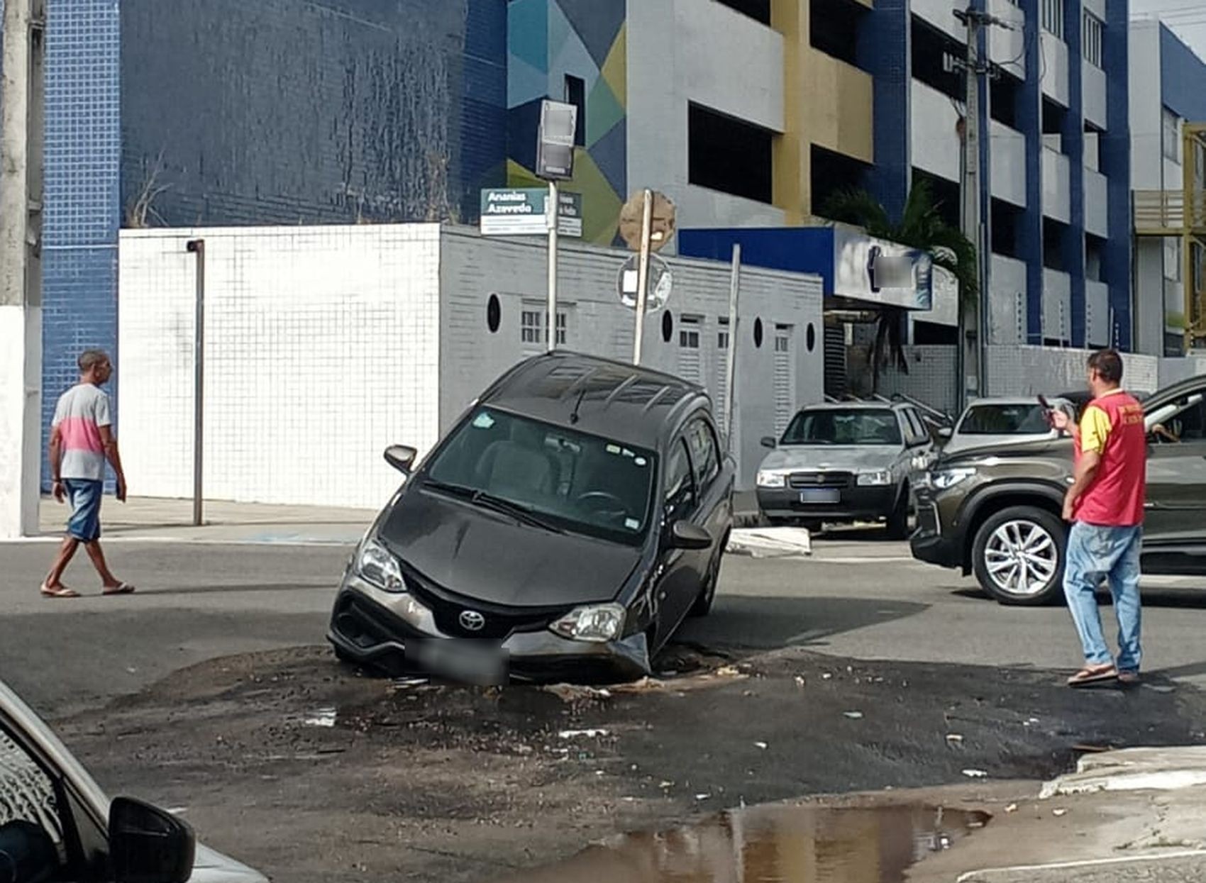 Carro cai em cratera na Zona Sul de Aracaju
