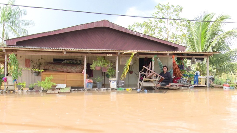 Aposentada Aparecida dos Santos continua em casa inundada — Foto: Reprodução Rede Amazônica