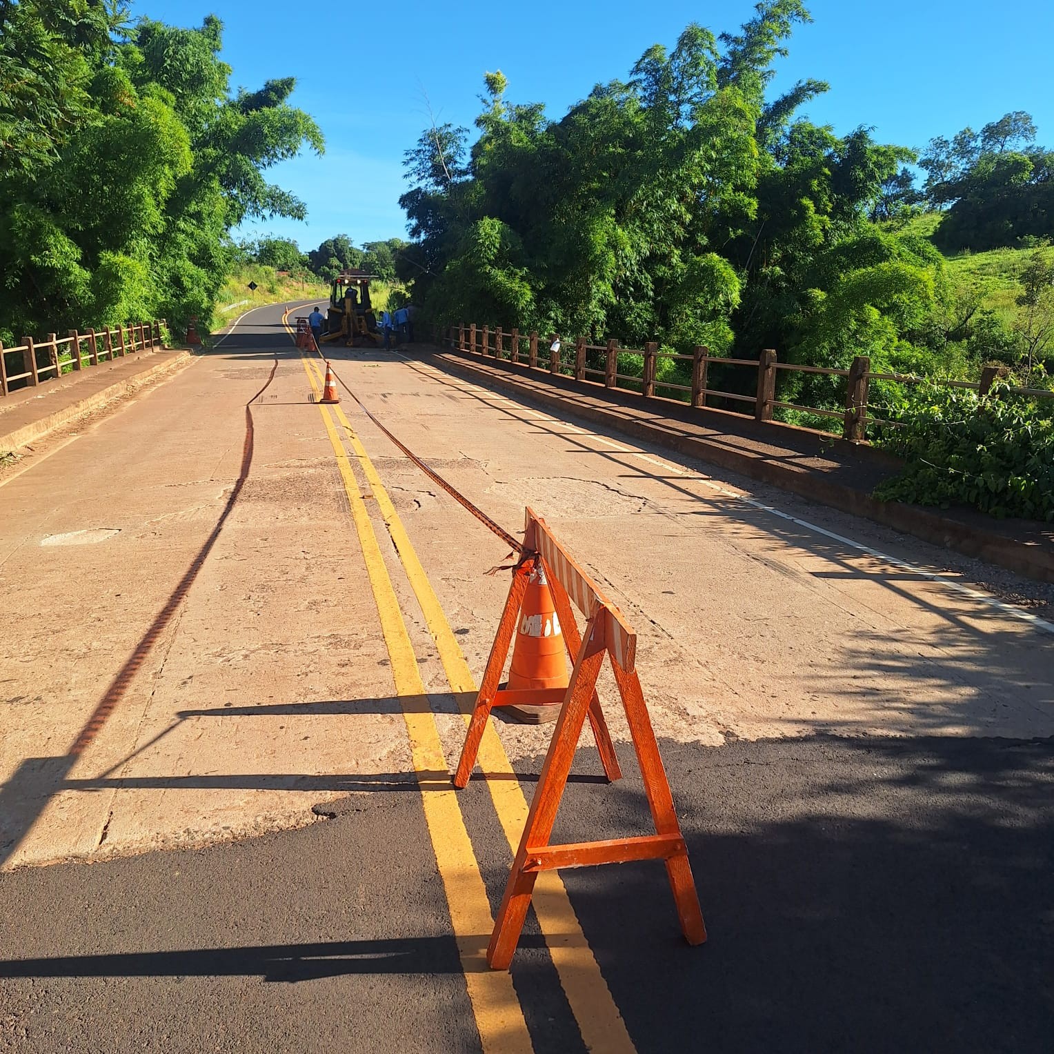 Após obras de recuperação em ponte, trânsito é parcialmente liberado em estrada vicinal que interliga Pracinha a Martinópolis