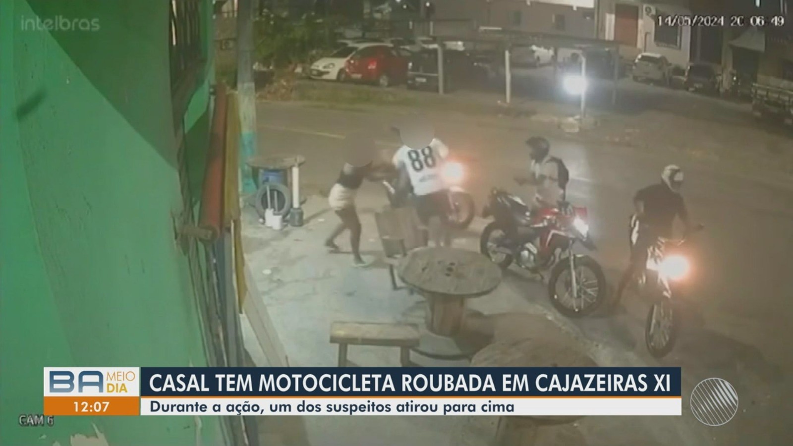 Câmera de segurança registra momento em que casal tem moto roubada em Salvador; veja vídeo