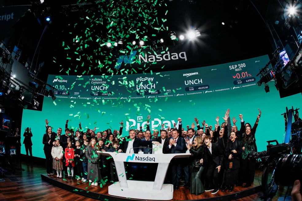 Eduardo Chedid, CEO do banco digital brasileiro PicPay, Joesley Batista, Wesley Batista e José Antonio Batista tocam o sino de abertura na bolsa Nasdaq durante o IPO da empresa, no site do mercado Nasdaq na Times Square, na cidade de Nova York, EUA, em 29 de janeiro de 2026. — Foto: Reuters
