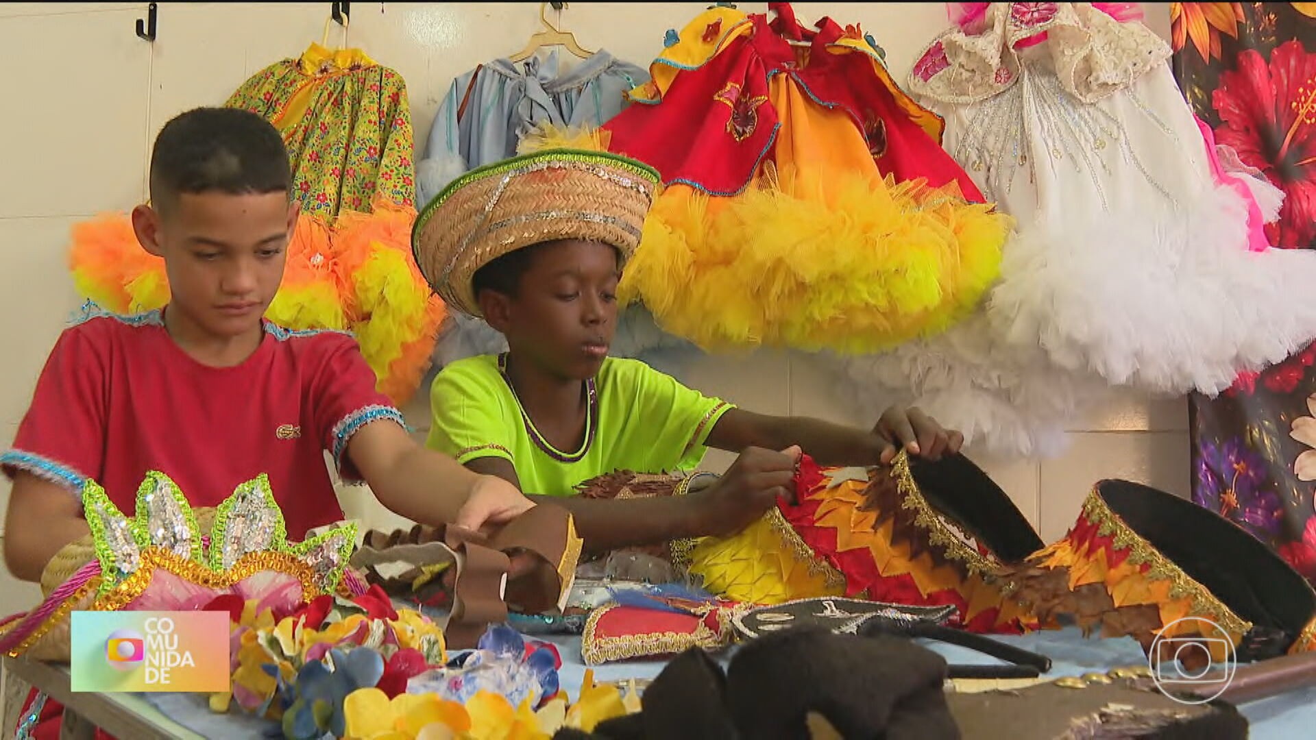 Fantasias de carnaval viram figurinos de quadrilha em projeto social que transforma vidas na Zona Oeste do Rio