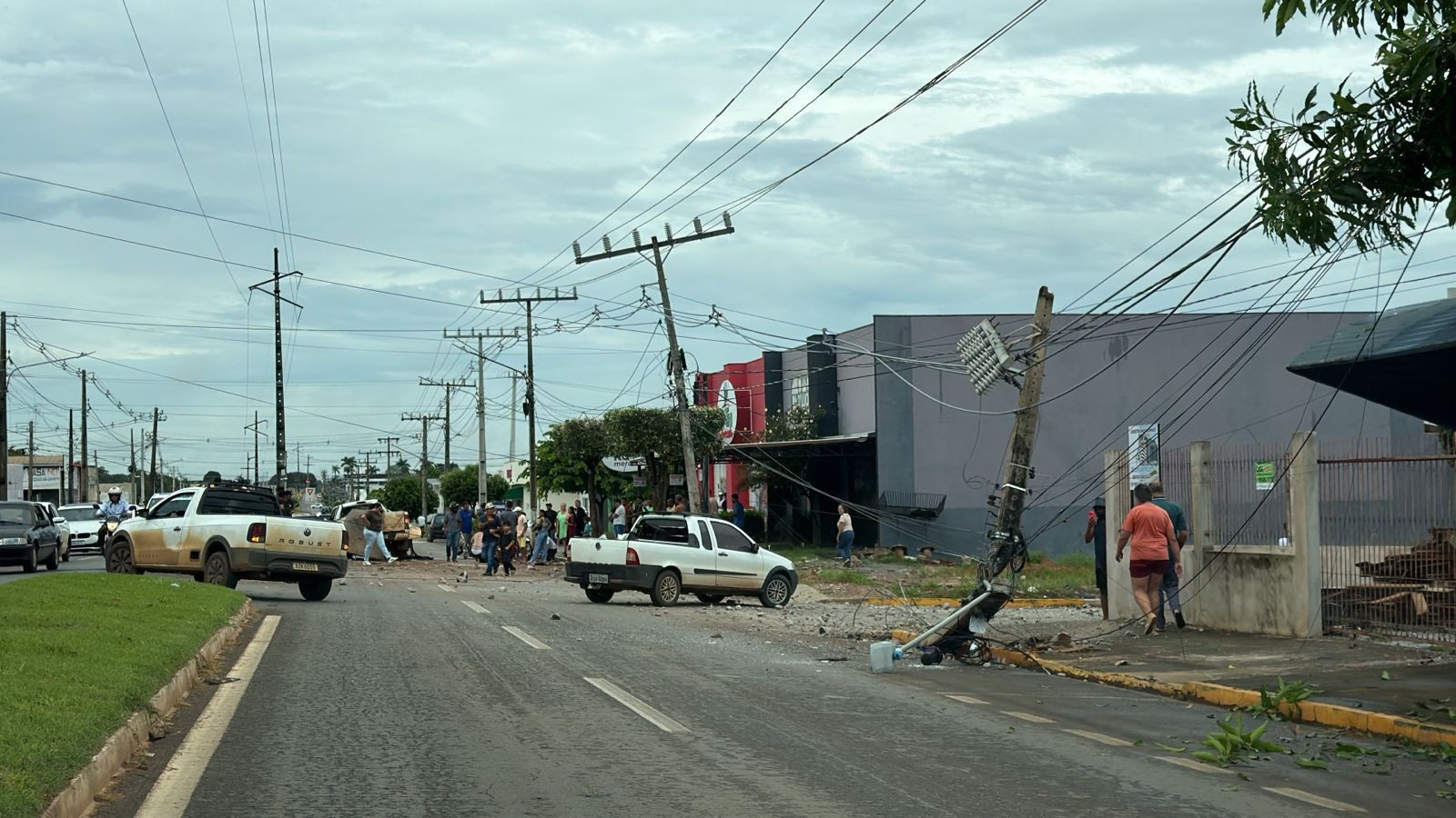 Vídeo: duas pessoas ficam feridas após caminhonete bater contra poste e derrapar em pista de Sorriso (MT)