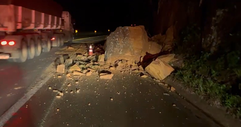 BR-277 é parcialmente bloqueada após desmoronamento na Serra da Esperança, em Guarapuava