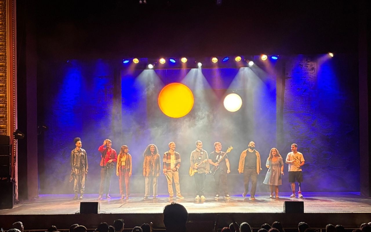 Público canta sucessos em 'Vital – O Musical dos Paralamas' em Manaus