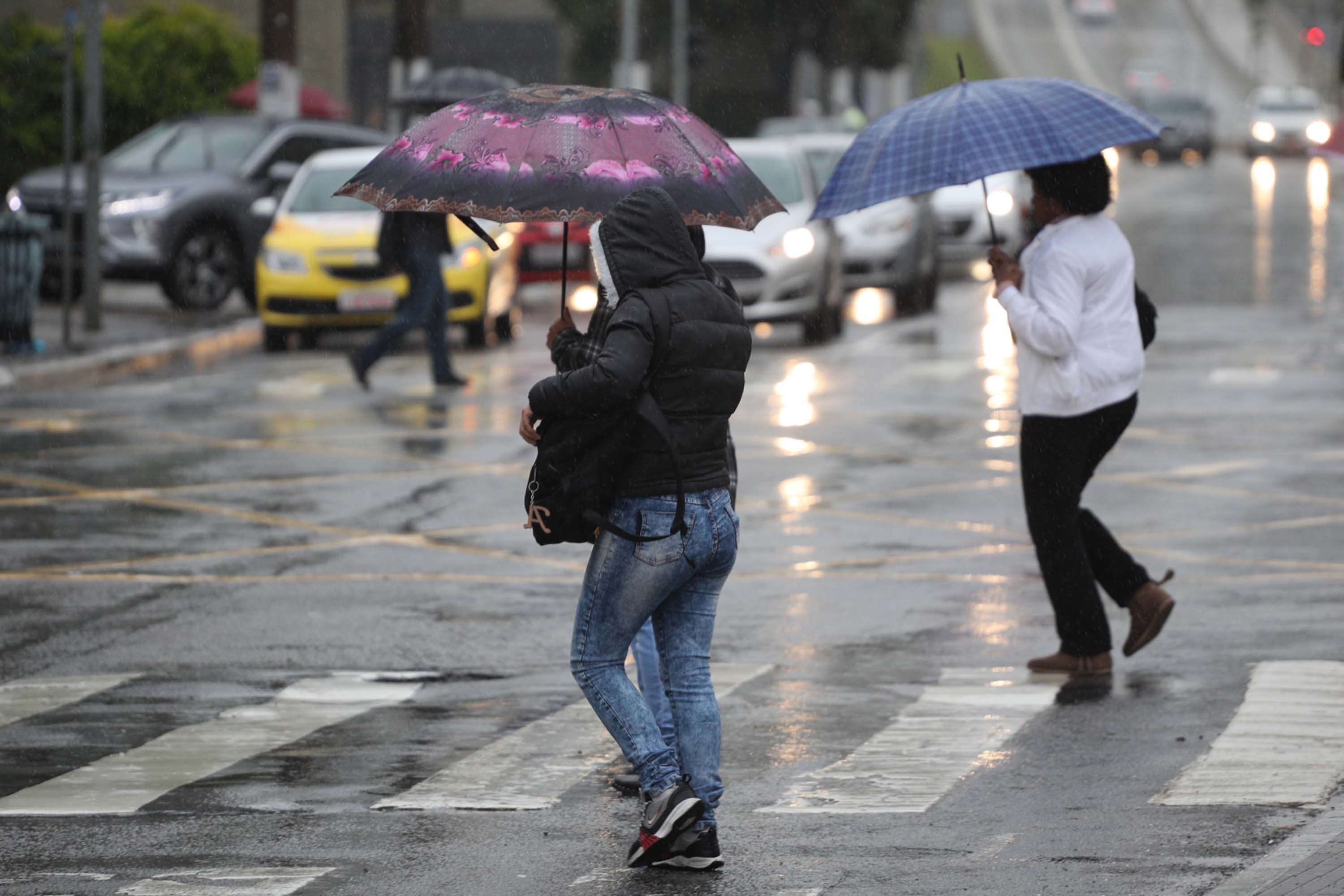 Frente fria deve provocar chuva e queda nas temperaturas em cidades do Vale no fim de semana; veja a previsão