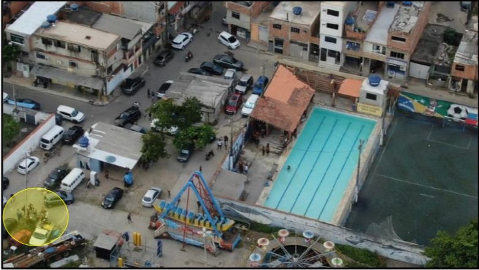 Reunio de criminosos (canto  esquerda baixo) entorno do centro de lazer na Vila do Joo. Ao redor, cerca de 20 veculos de luxo — Foto: Reproduo