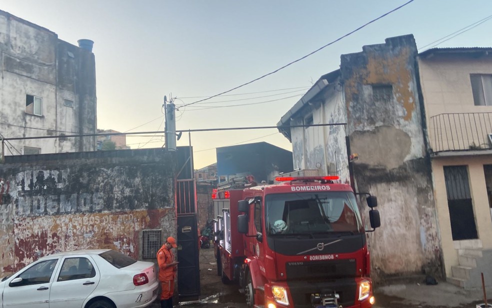 Incêndio foi controlado por volta das 17h40 — Foto: Felipe Oliveira/TV Bahia