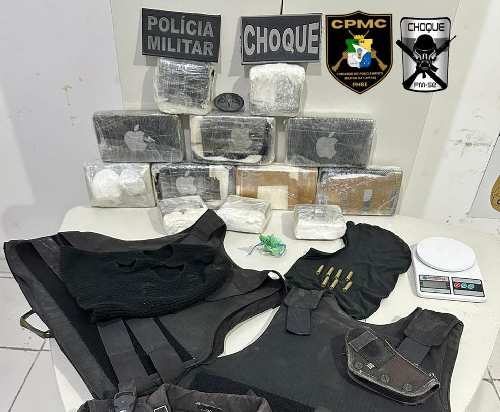 Cocaína, coletes e outros materiais apreendidos na Grande Aracaju (SE) — Foto: PMSE
