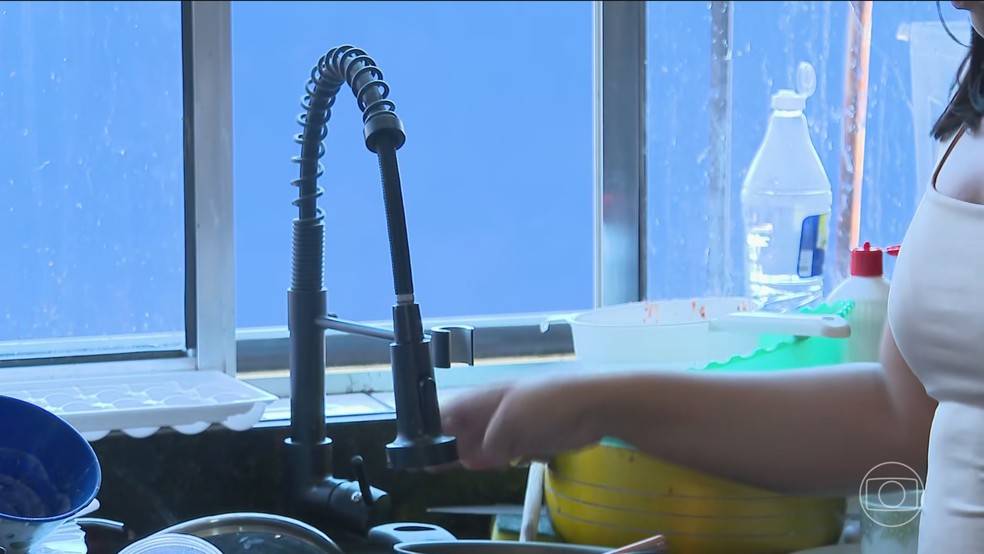 Em São Paulo, além do calor intenso, muitos moradores também sofrem com falta d'água — Foto: Jornal Nacional/ Reprodução