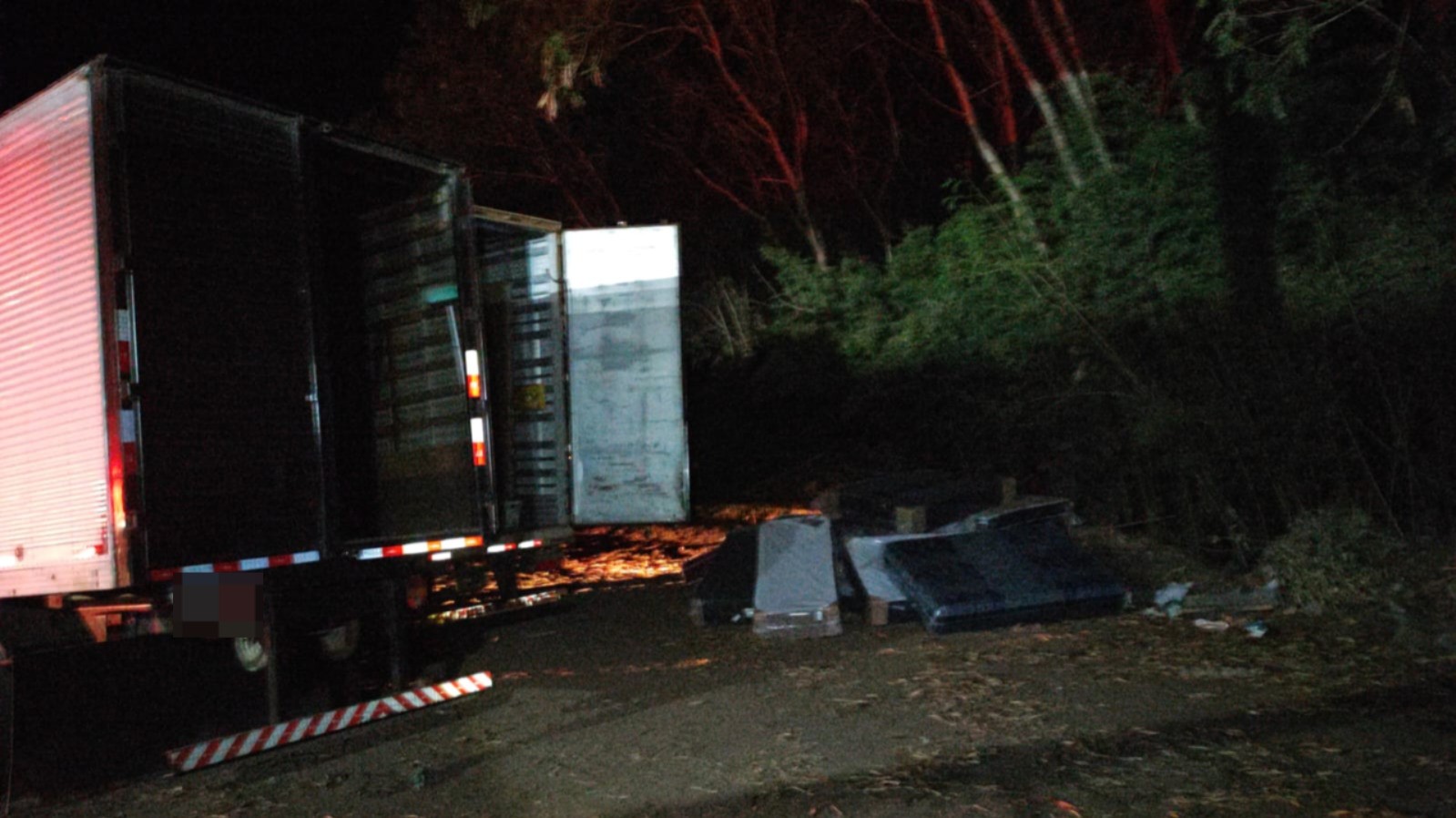 PM faz buscas em mata para localizar criminosos após tentativa de roubo de carga na BR-262, em MG