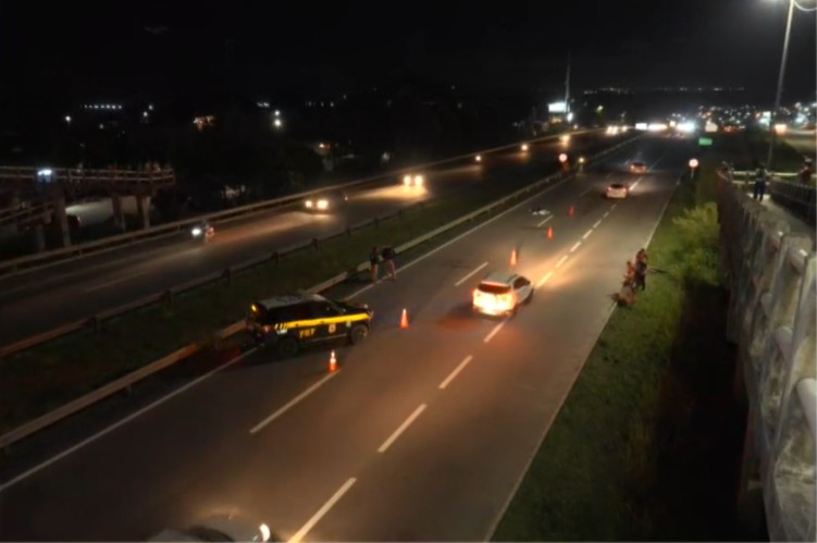 Motociclista cai da moto ao desviar de pedestre e morre ao ser atropelado por caminhonete, em Santa Rita