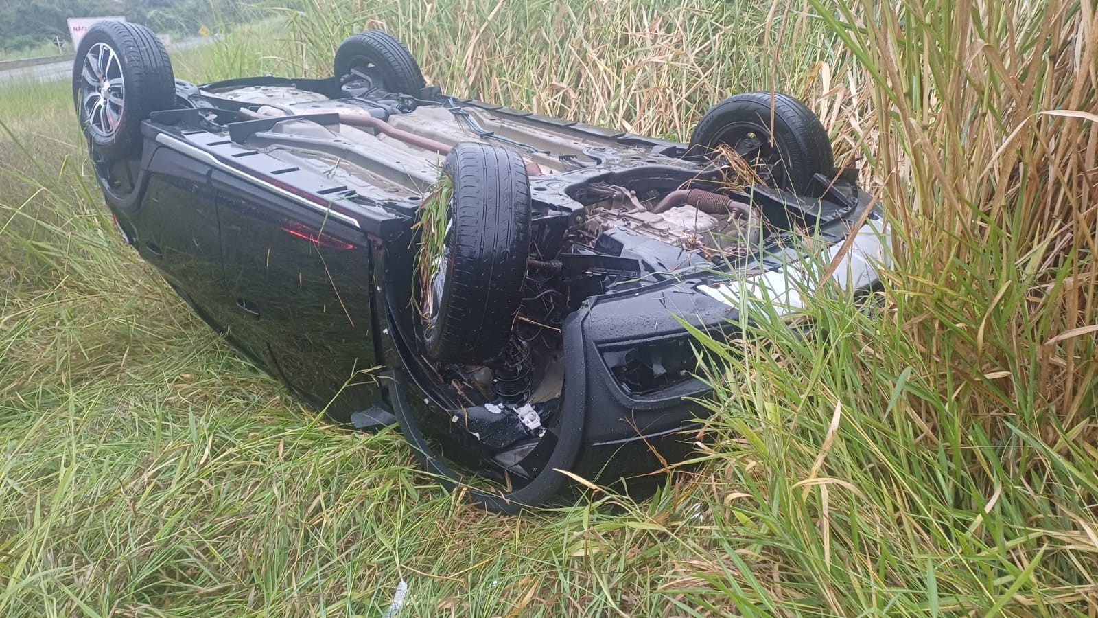 Motorista fica ferido após carro capotar na BR-393, em Vassouras