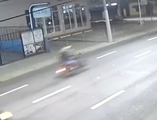 VÍDEO: carro e moto colidem em cruzamento no Centro de São José dos Campos