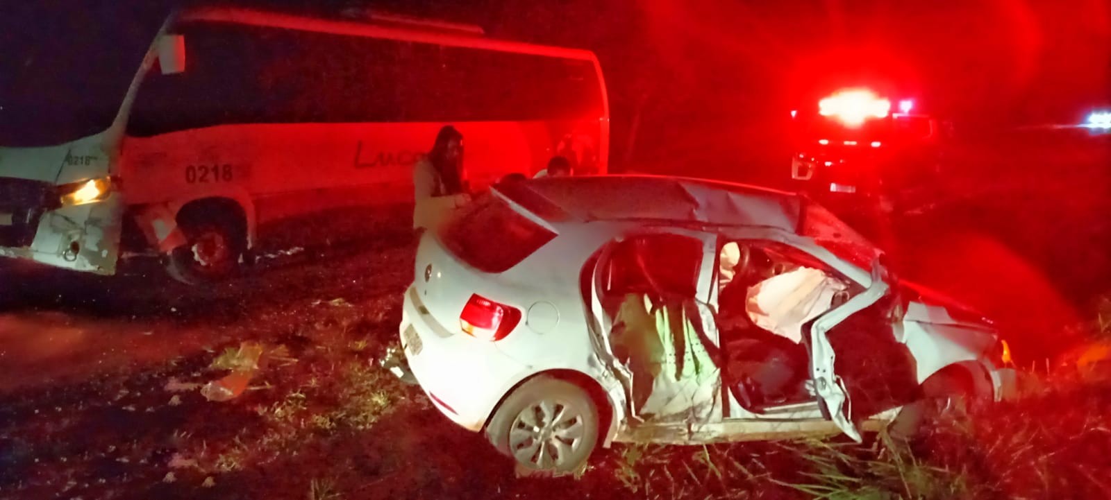 Motorista e passageira grávida ficam feridas após ônibus com estudantes atingir a lateral de carro em Castilho