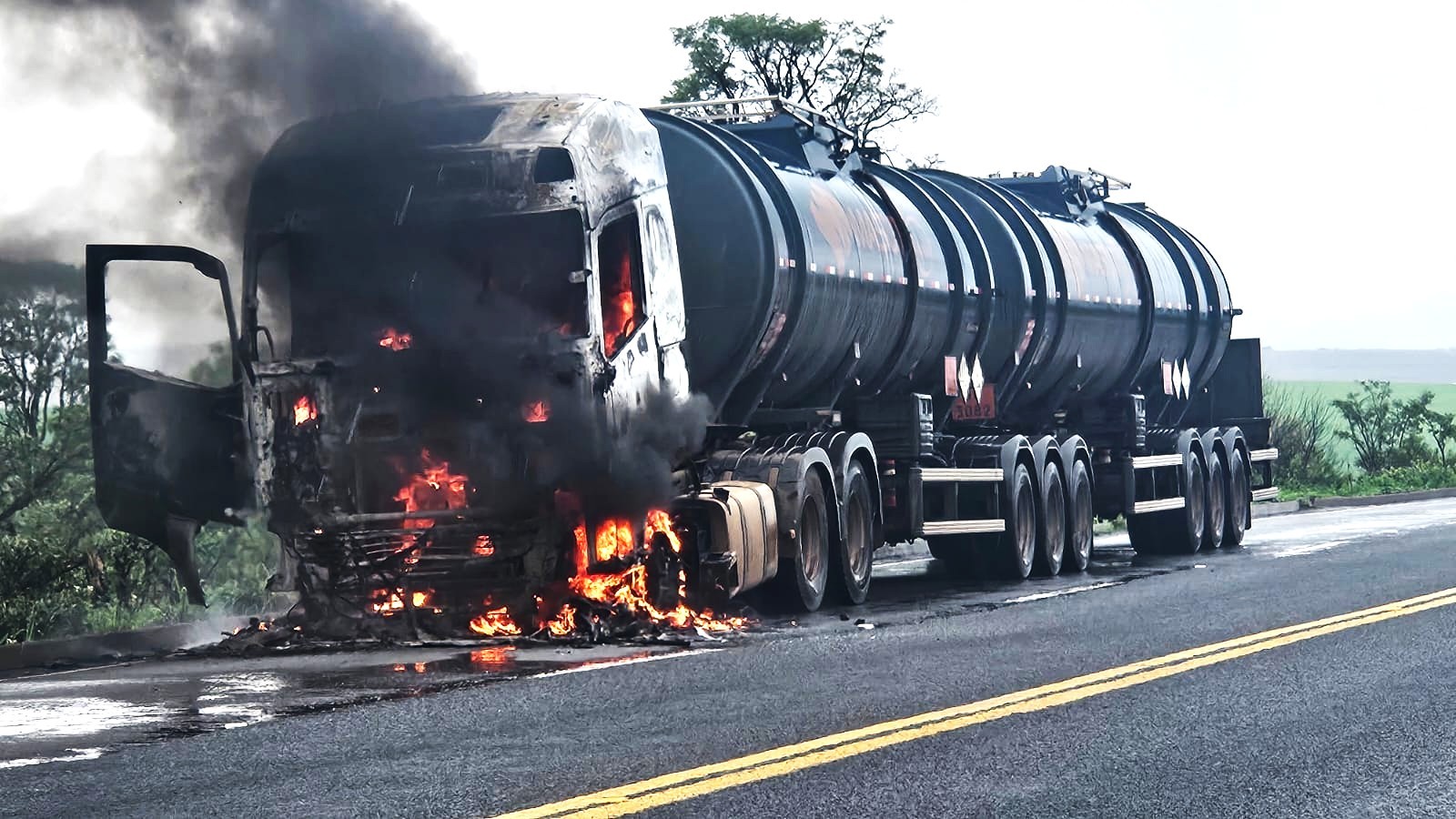 Motorista é rendido por homens armados e tem carreta-tanque incendiada na BR-262