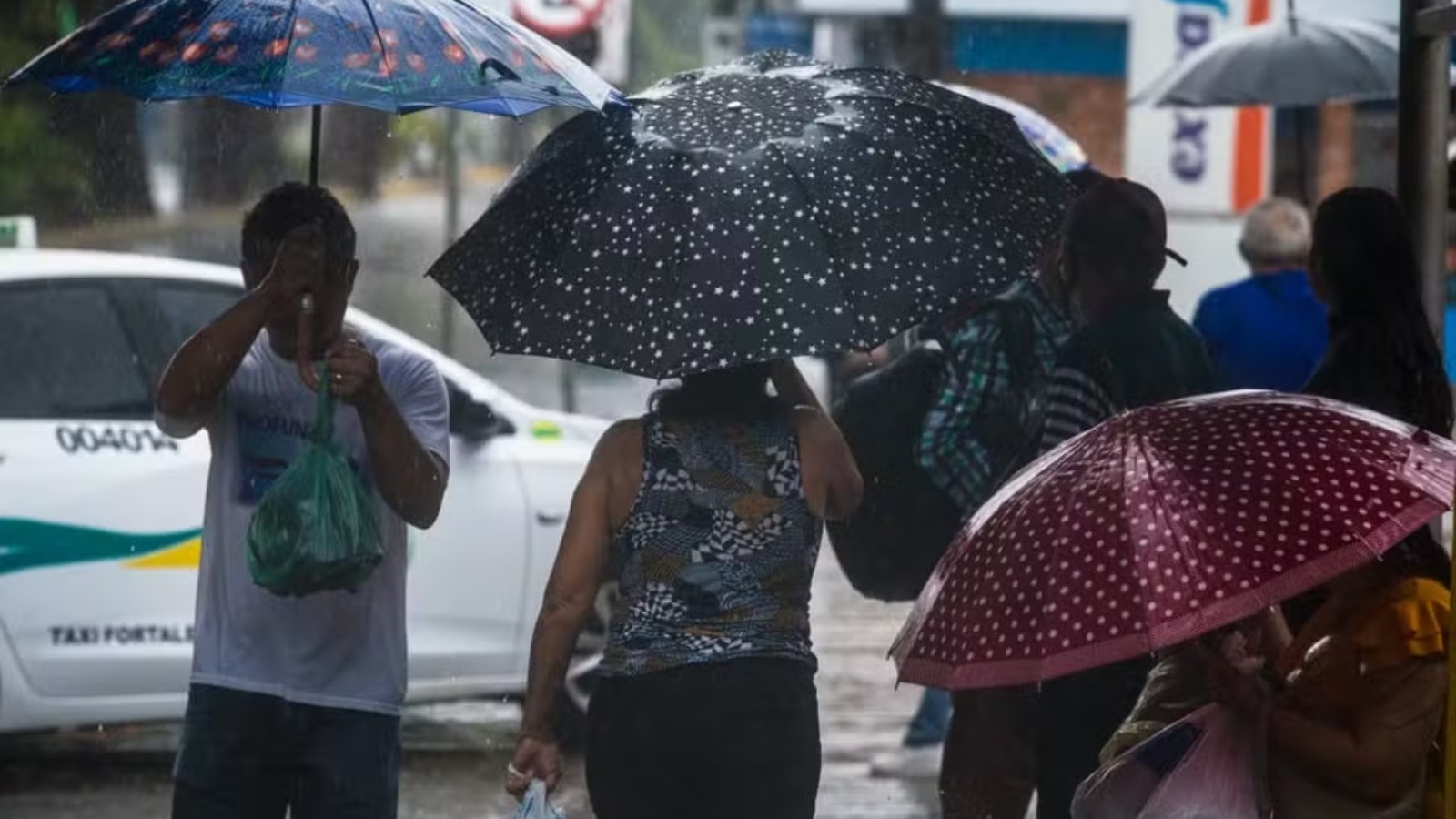 Ceará tem chuvas de até 68 mm neste sábado; Inmet emite alerta vermelho para várias cidades