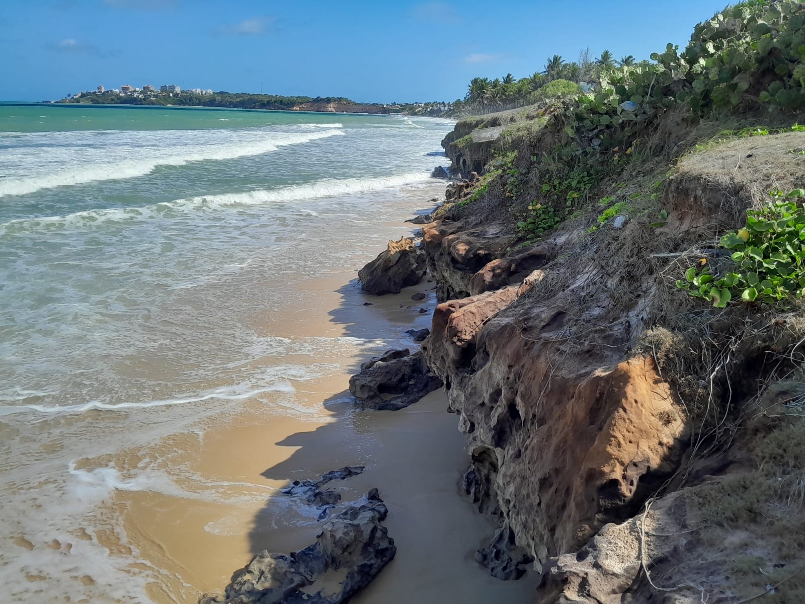 Parte de falésia desliza em praia na Grande Natal