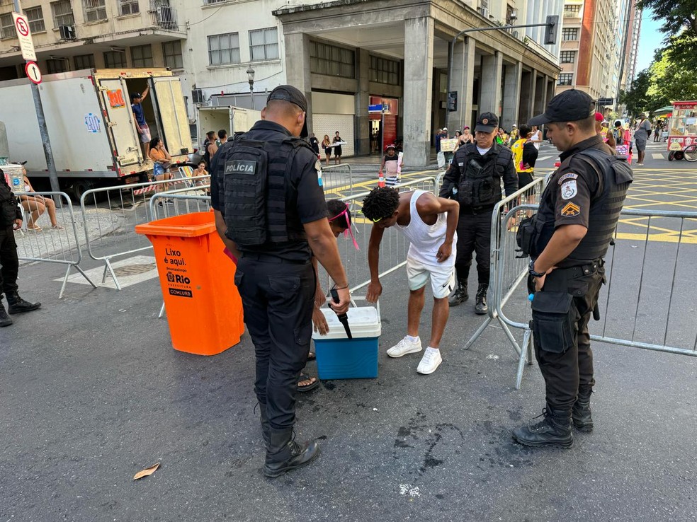 PMs fazem revista nos acessos ao Cord&atilde;o da Bola Preta na manh&atilde; deste s&aacute;bado (10), no Centro do Rio &mdash; Foto: Rafael Nascimento / g1