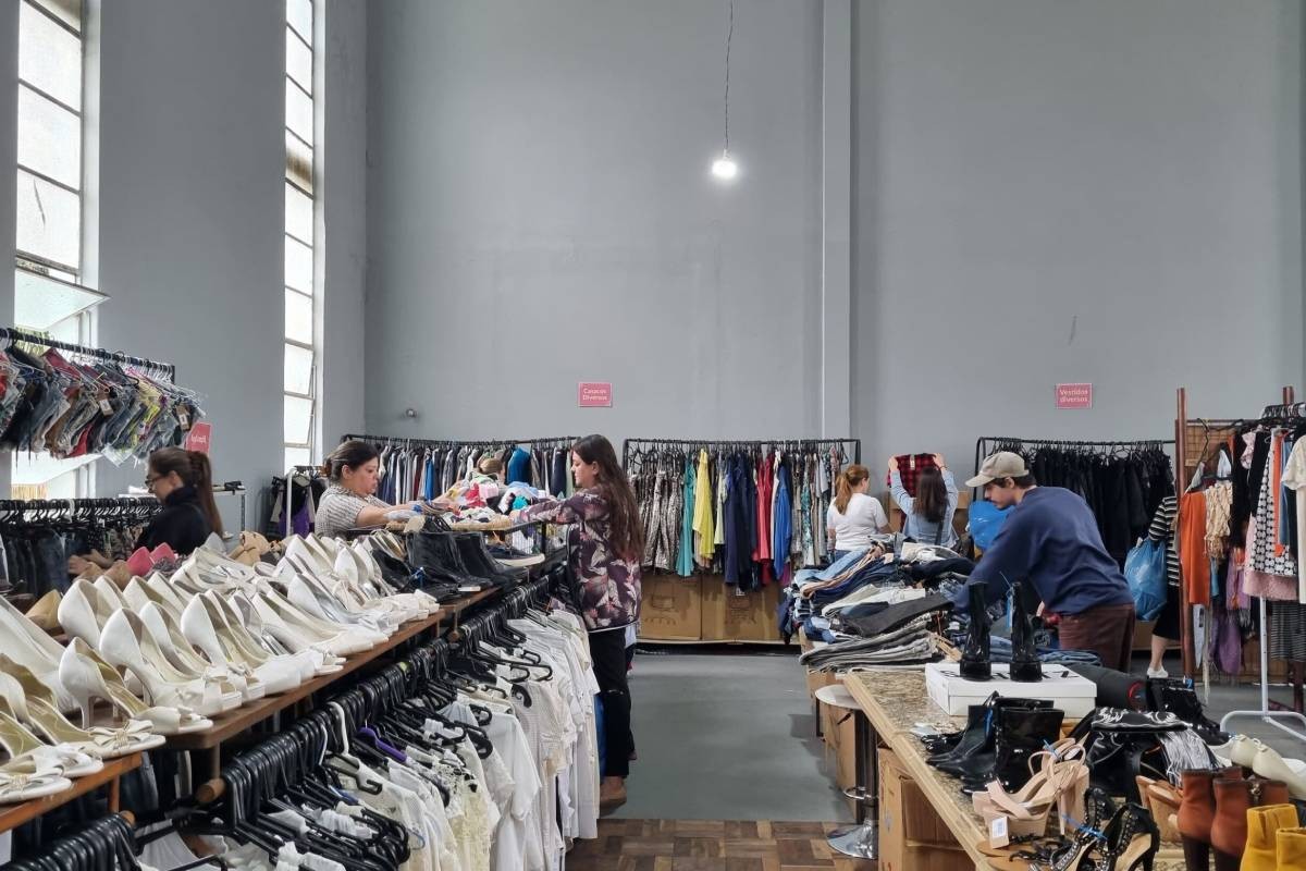 Bazar da Apae tem peças de roupas com 50% de desconto em Curitiba; veja como participar