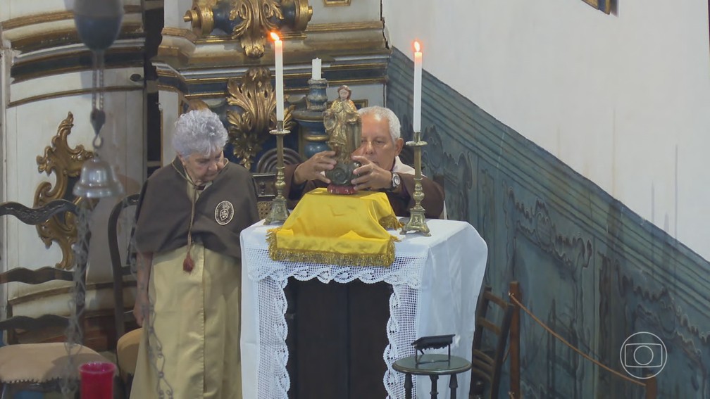 Sabará, em Minas Gerais, festeja volta de imagem barroca furtada há 30 anos — Foto: Jornal Nacional/ Reprodução