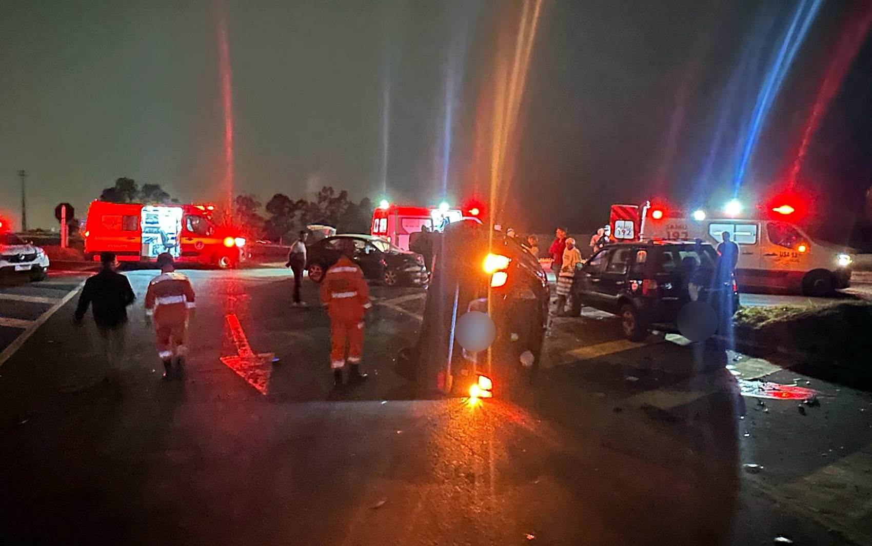 Três crianças e dois adultos ficam feridos em acidente com quatro carros em São Sebastião do Paraíso, MG