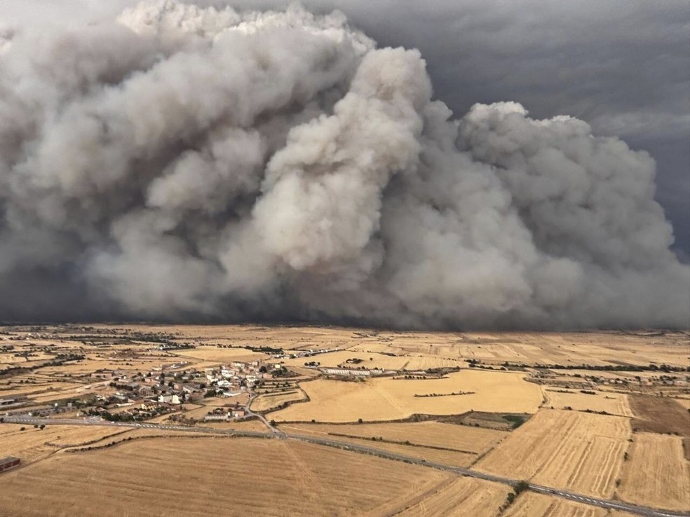 Incêndios descontrolados devastam pastagens na região de Segarra, na província rural de Lérida, Catalunha — Foto: AP/ Agents Rurals de Catalunya, HO