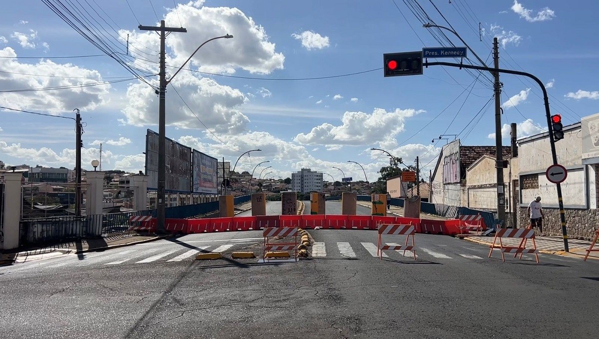 Obras interditam viaduto João Simonetti na rua 13 de Maio e mudam o trânsito no Centro de Bauru; veja desvios