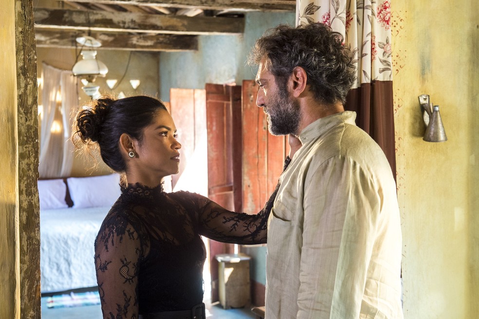 Lucy Alves e Domingos Montagner em cena de "Velho Chico" &mdash; Foto: Globo/Estevam Avellar