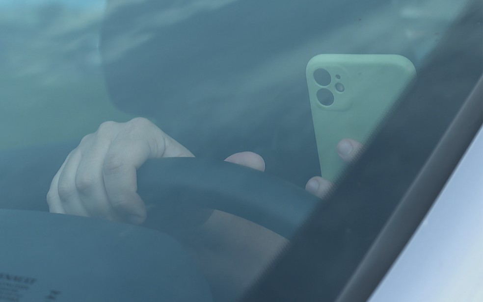 Uso do celular ao volante  — Foto: Reprodução/EPTV