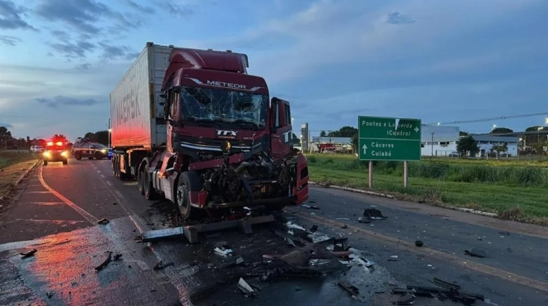 Caminhoneira de GO morre em acidente entre dois veículos na BR-174