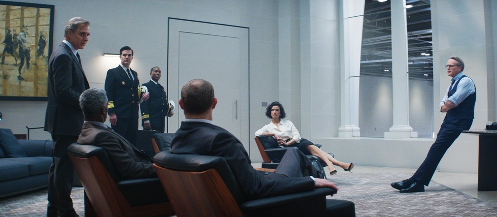  Henry Czerny, Rob Delaney, Indira Varma e Cary Elwes em uma das cenas mais inexplicavelmente bizarras de toda a franquia — Foto: Divulgação