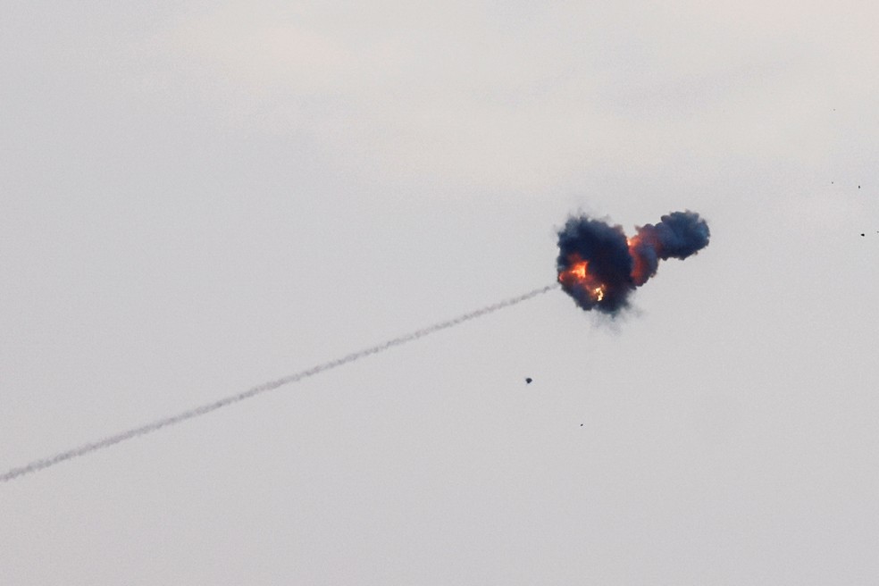 Míssil interceptor explode foguete inimigo lançado da Faixa de Gaza contra Israel, em 8 de outubro de 2023 — Foto: REUTERS/Amir Cohen