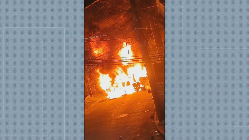 Bandidos fazem barricadas no Alemão — Foto: Reprodução/TV Globo