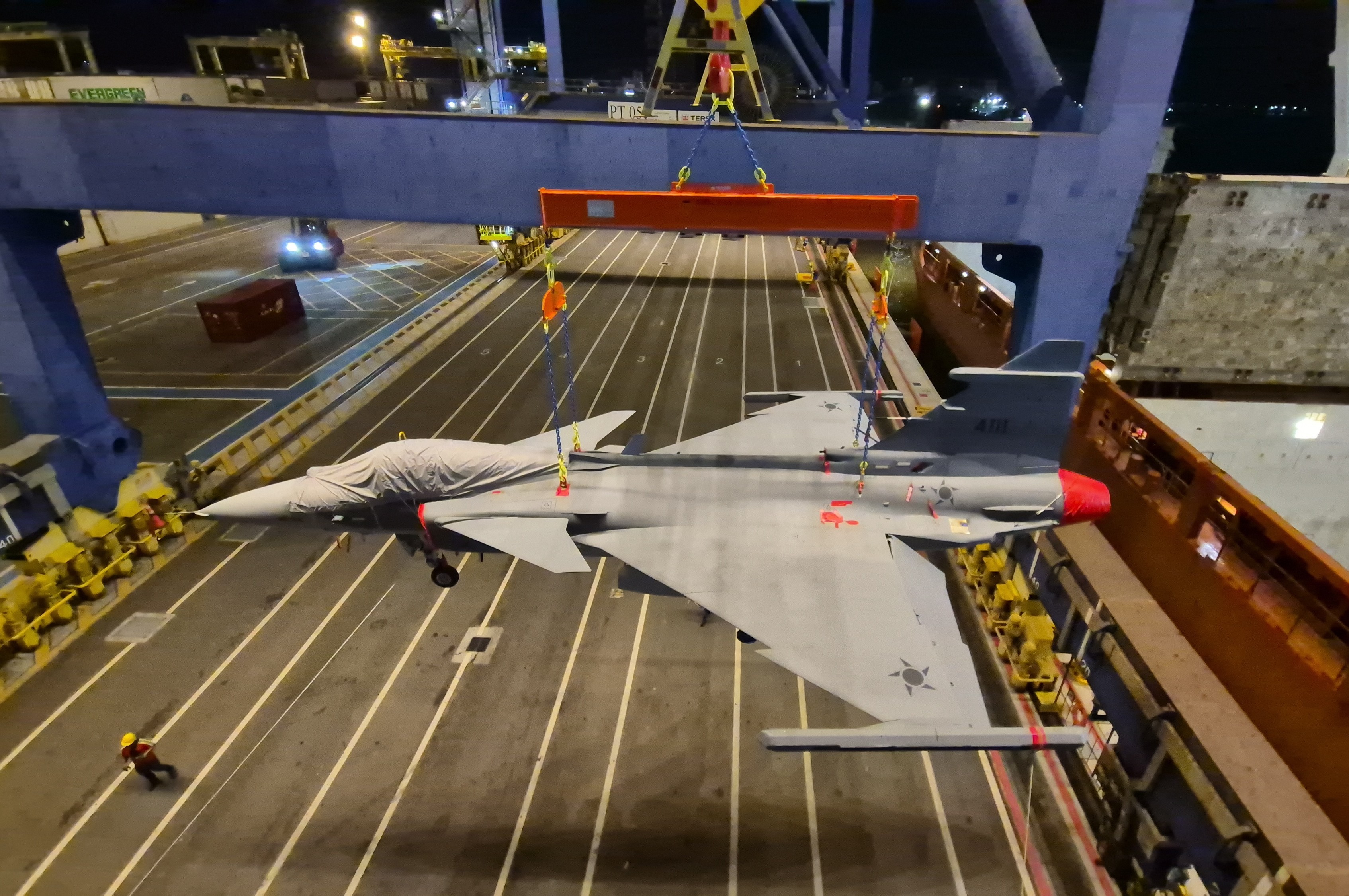 Novo caça sueco da FAB chega ao Brasil e percorre 3 km em ruas de SC em megaoperação; VÍDEO