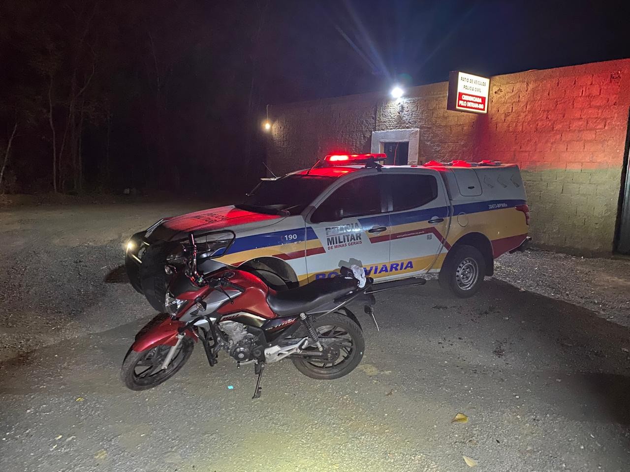 Policiais suspeitam de carga coberta com lona e apreendem moto roubada em SP na BR-135