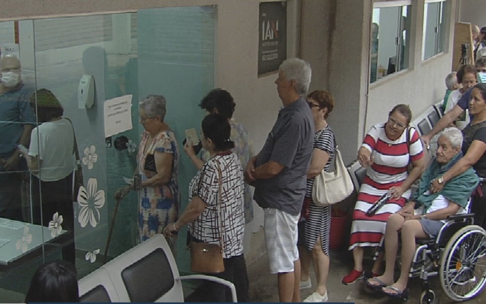 Idosos na fila para se vacinar contra a gripe, em Goiânia, Goiás — Foto: Reprodução/TV Anhanguera