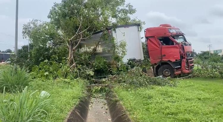 Motorista fica ferido em acidente que envolveu uma carreta e uma minivan na BR-153