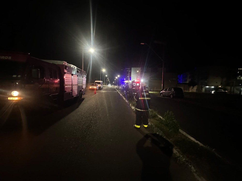 Motorista bate em poste, derruba fiação e risco de choque faz bombeiros isolarem avenida em Uberlândia