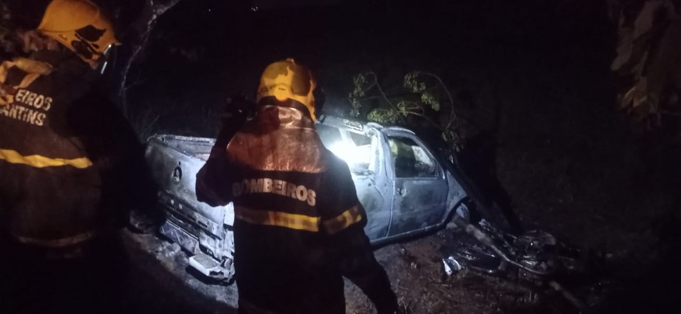 Carro e moto pegam fogo após batida na BR-153, entre Gurupi e Cariri do Tocantins — Foto: Divulgação/Corpo de Bombeiros