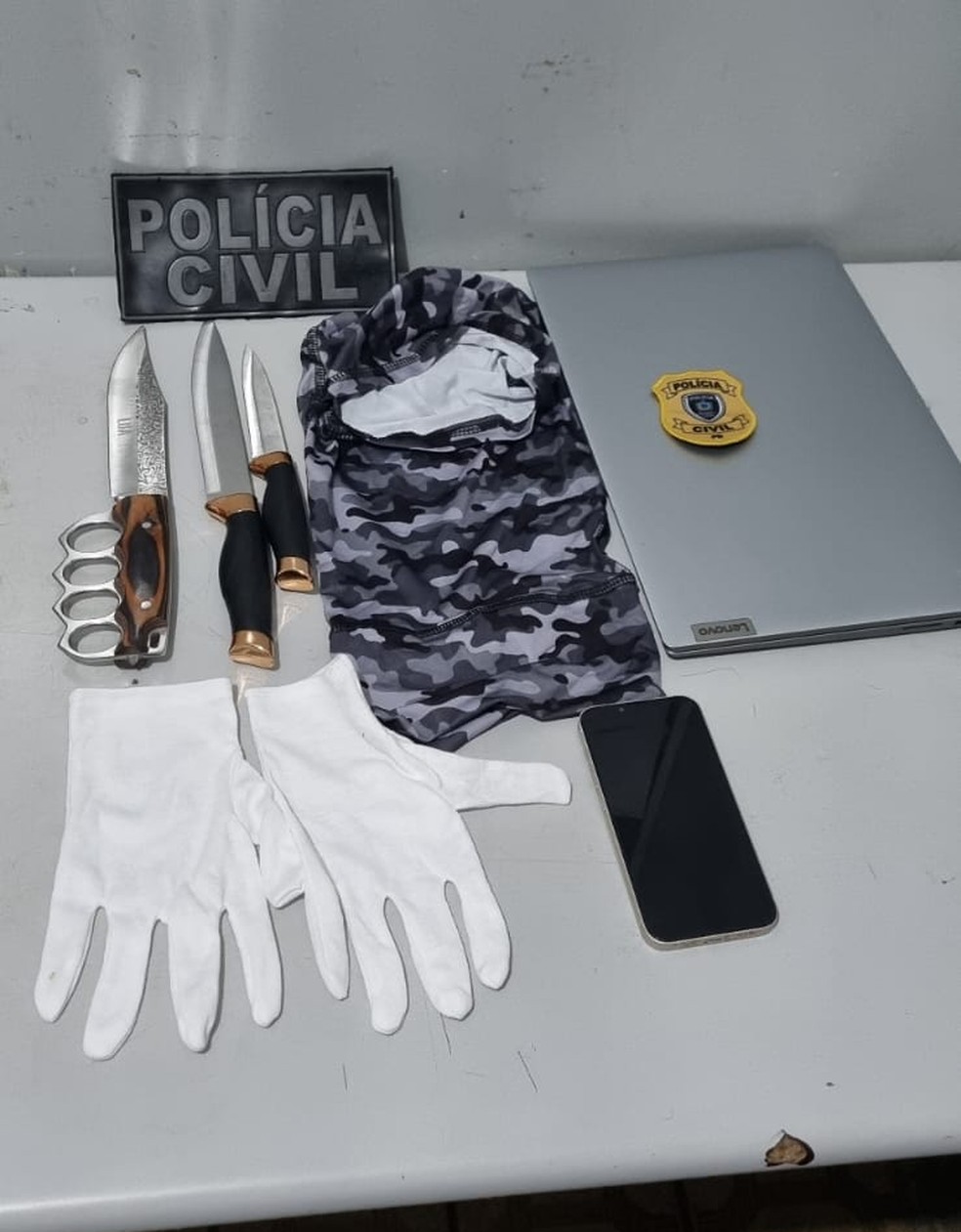 Facas, luvas e aparelhos eletrônicos que foram apreendidos com a suspeita durante ação da Polícia Civil — Foto: Polícia Civil/Divulgação