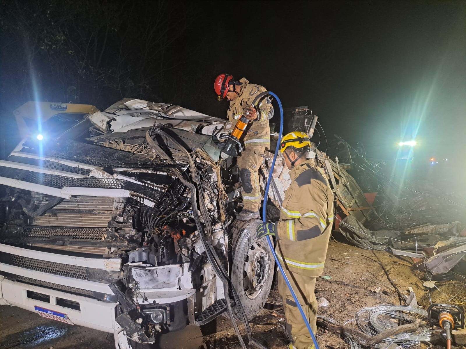 Motorista fica preso às ferragens e morre após capotar carreta na BR-251; FOTOS